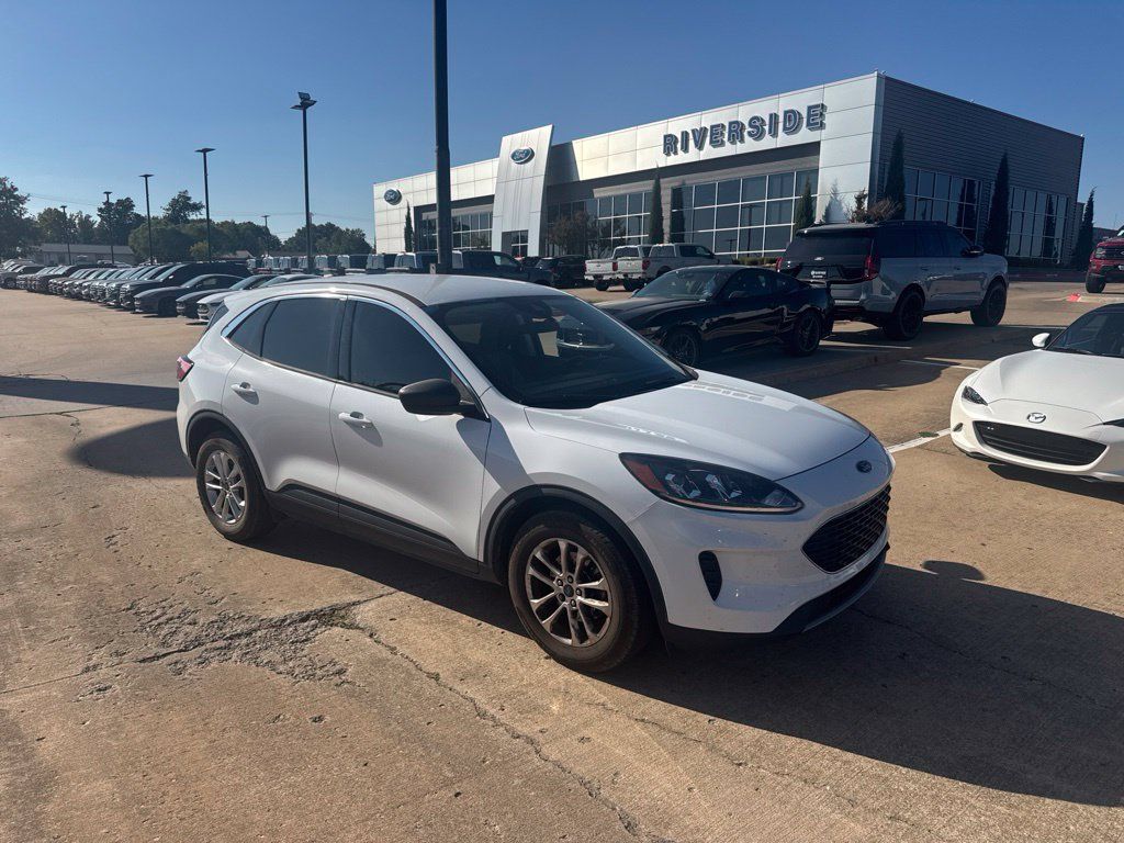 Used 2022 Ford Escape SE FWD image 1
