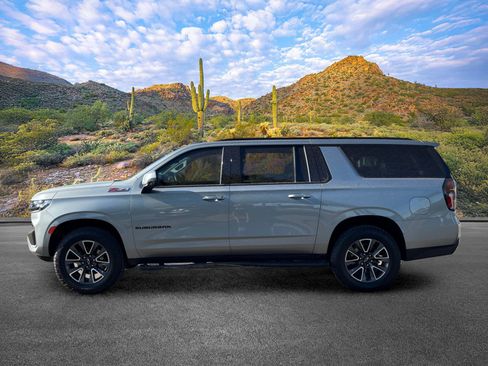 Used 2023 Chevrolet Suburban Z71 w/ Luxury Package AWD/4WD image 7