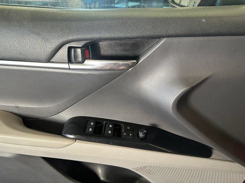 Used 2020 Toyota Camry SE FWD image 19
