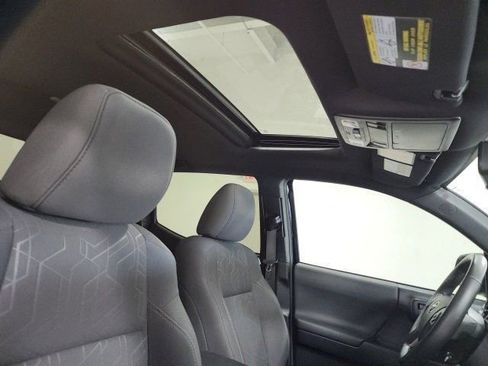 Used 2017 Toyota Tacoma TRD Sport image 16