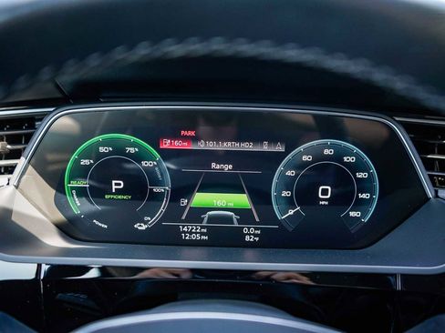 Used 2022 Audi e-tron Prestige w/ Prestige Package image 25