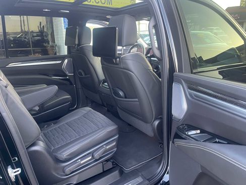 Used 2025 Cadillac Escalade ESV V image 20