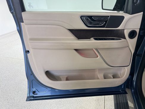 Used 2019 Lincoln Navigator Select w/ Technology Package image 21