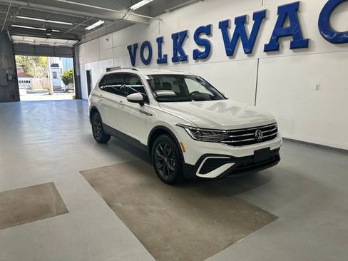 Used 2023 Volkswagen Tiguan SE AWD/4WD image 2
