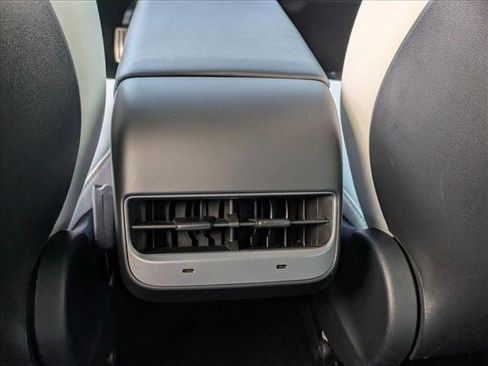 Used 2022 Tesla Model 3 Performance image 16