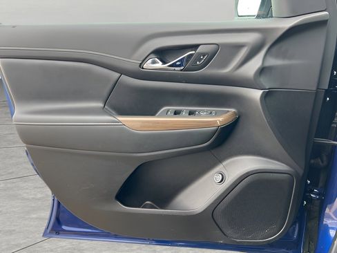 Used 2023 GMC Acadia SLE w/ Driver Convenience Package image 24