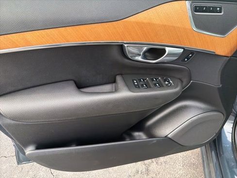 Used 2022 Volvo XC90 T6 Momentum w/ Climate Package image 12