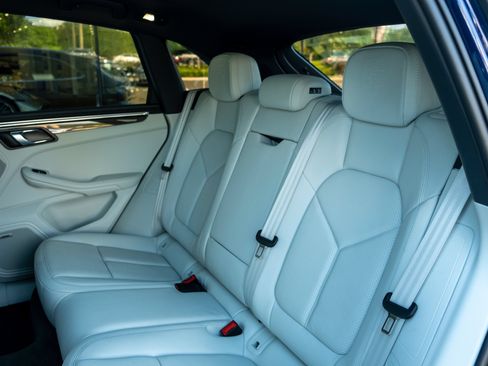 Certified 2022 Porsche Macan AWD/4WD image 39