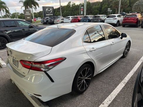 Used 2019 Toyota Camry image 4