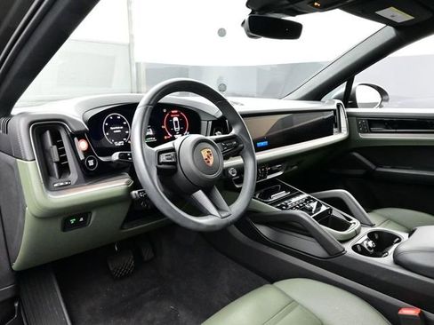 Certified 2025 Porsche Cayenne E-Hybrid Coupe image 4