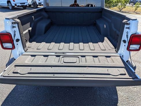 Used 2023 Jeep Gladiator Sport image 32