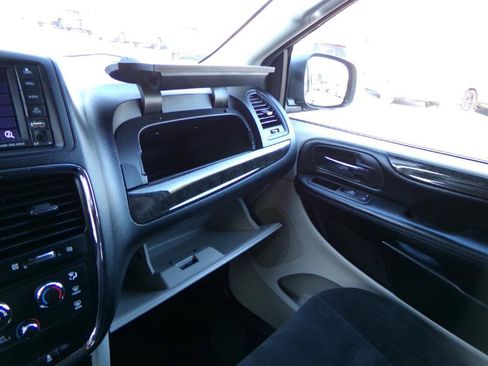 Used 2019 Dodge Grand Caravan SE w/ UConnect Hands-Free Group image 18