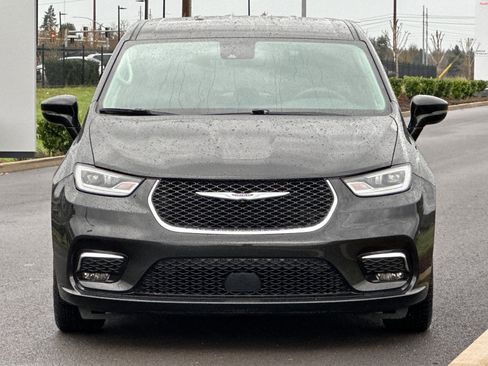 Used 2024 Chrysler Pacifica Touring-L image 8