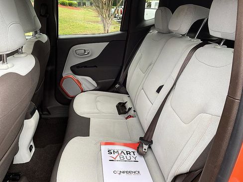 Used 2016 Jeep Renegade Latitude w/ Popular Equipment Group AWD/4WD image 8