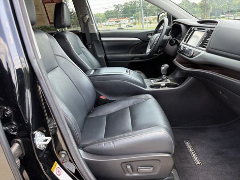 Used 2017 Toyota Highlander XLE FWD image 34