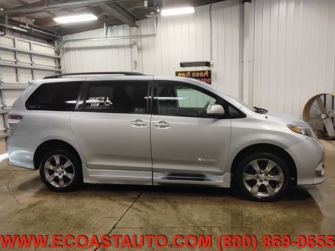 Used 2014 Toyota Sienna SE FWD image 2