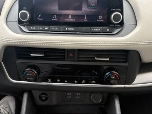 Used 2025 Nissan Rogue SV AWD/4WD image 16