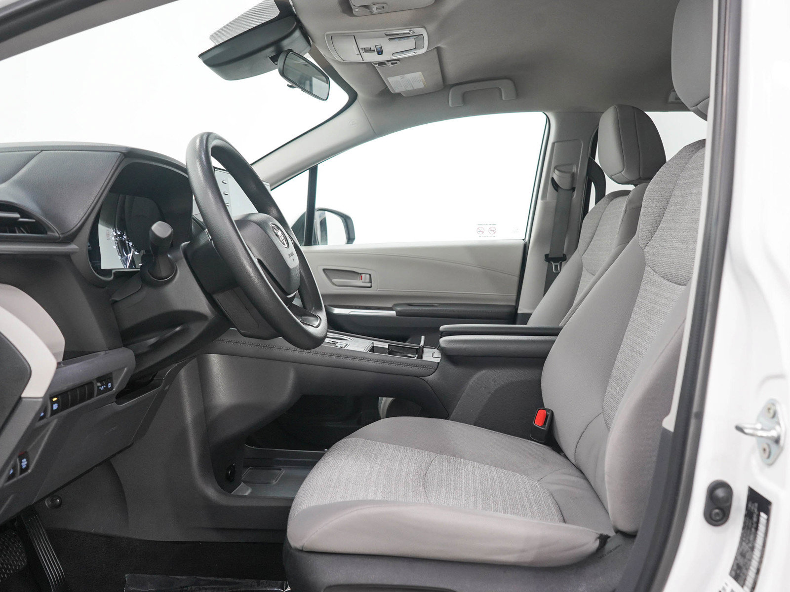 Used 2024 Toyota Sienna LE FWD image 22