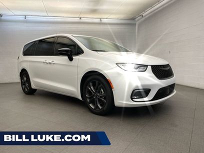 New 2026 Chrysler Pacifica Select