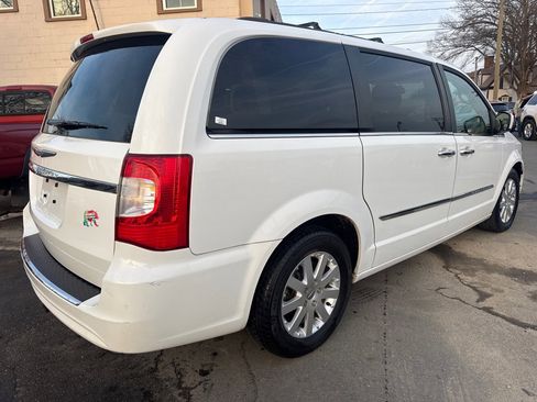 Used 2016 Chrysler Town & Country Touring w/ Driver Convenience Group image 4