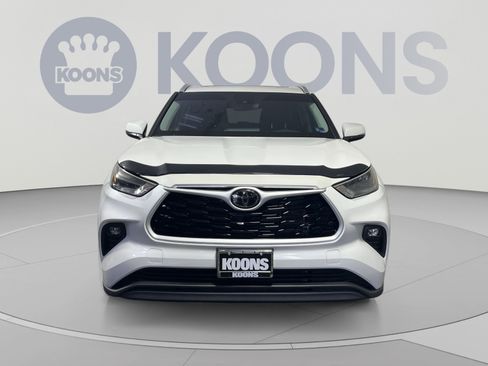 Used 2024 Toyota Highlander XLE AWD/4WD image 11