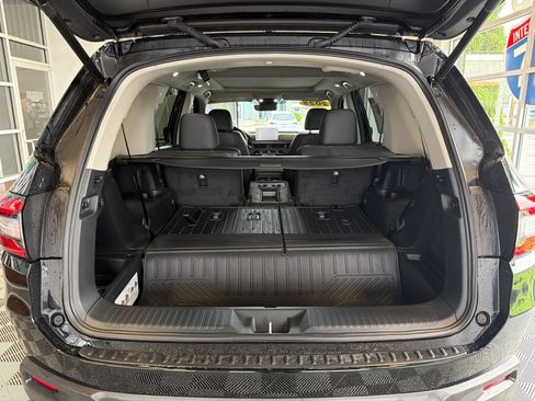 Used 2025 Honda Pilot Touring image 11