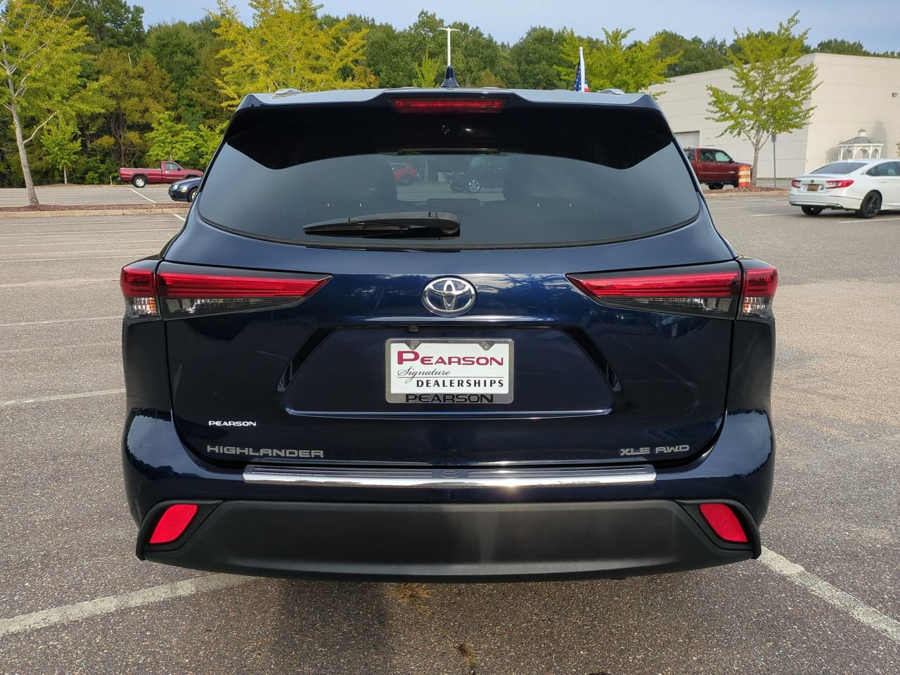 Used 2022 Toyota Highlander XLE AWD/4WD image 5