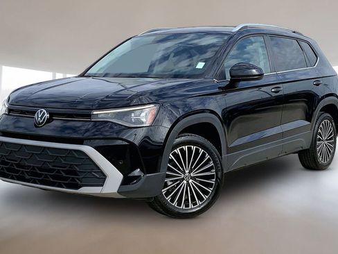 Used 2025 Volkswagen Taos SE FWD image 1