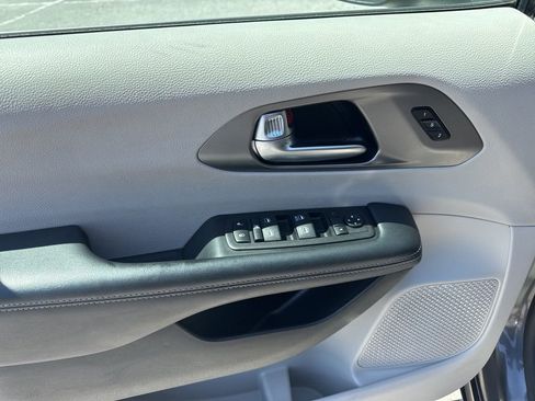 Used 2023 Chrysler Pacifica Touring-L image 26