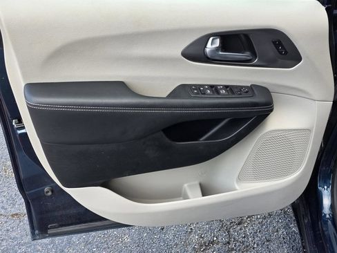 Used 2023 Chrysler Pacifica Touring-L FWD image 32