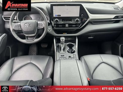 Used 2024 Toyota Highlander XLE AWD/4WD image 19
