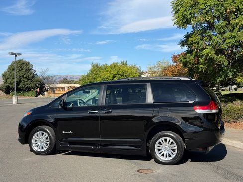 Used 2013 Toyota Sienna XLE w/ Premium Pkg FWD image 2