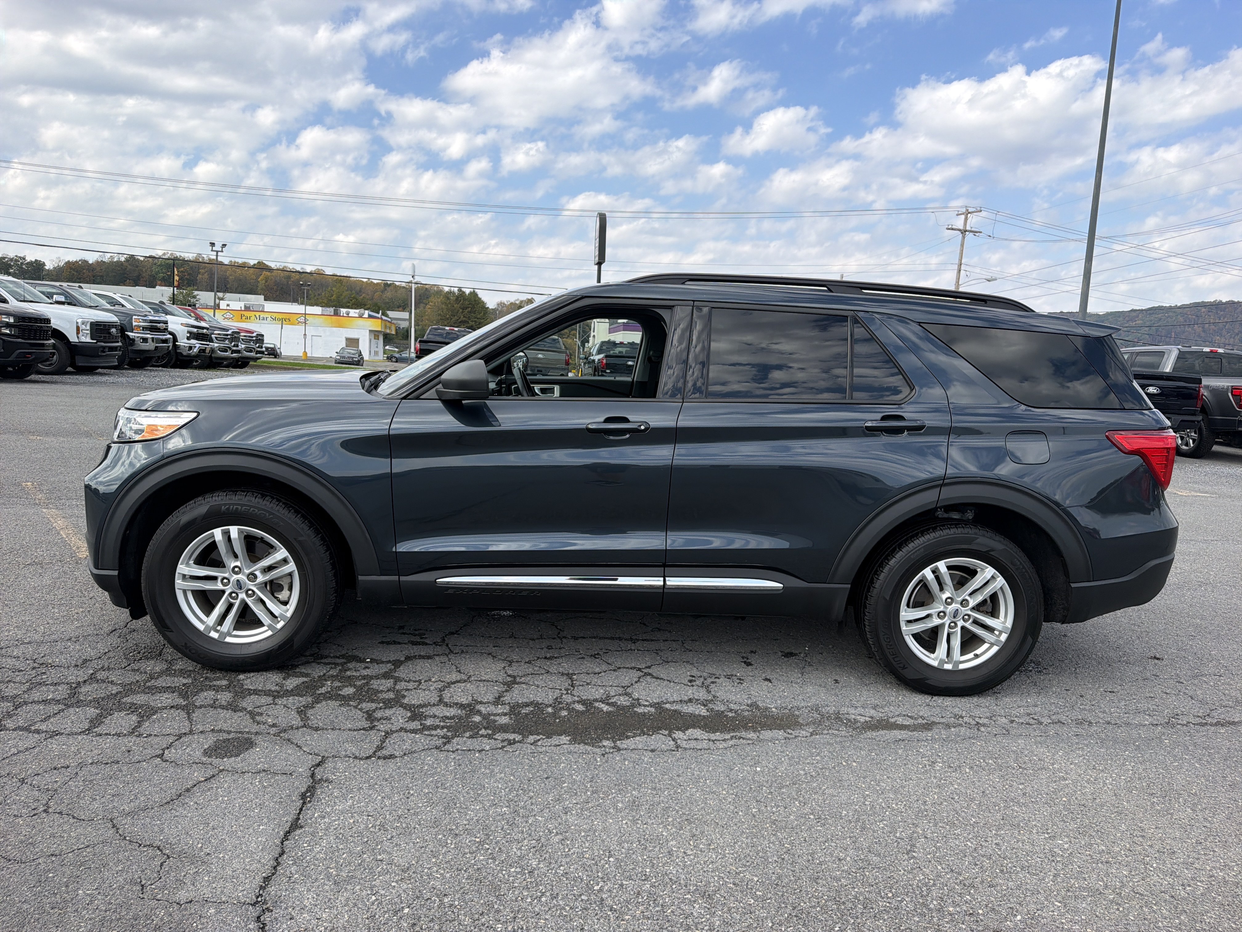 Used 2023 Ford Explorer XLT w/ Equipment Group 202A AWD/4WD image 8