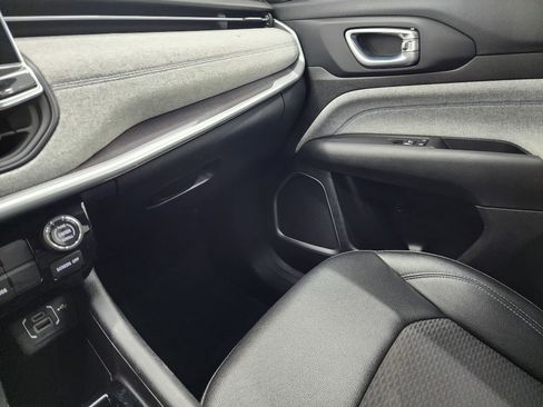 Used 2024 Jeep Compass Latitude image 12