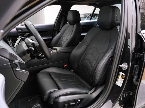 Used 2025 BMW 530i w/ Premium Package RWD image 33