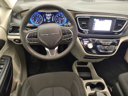 Used 2022 Chrysler Voyager LX image 22