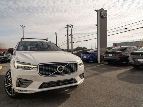 Used 2020 Volvo XC60 T5 R-Design w/ Protection Package Premier image 11