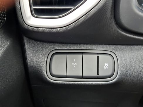 Certified 2025 Hyundai Venue SEL image 29