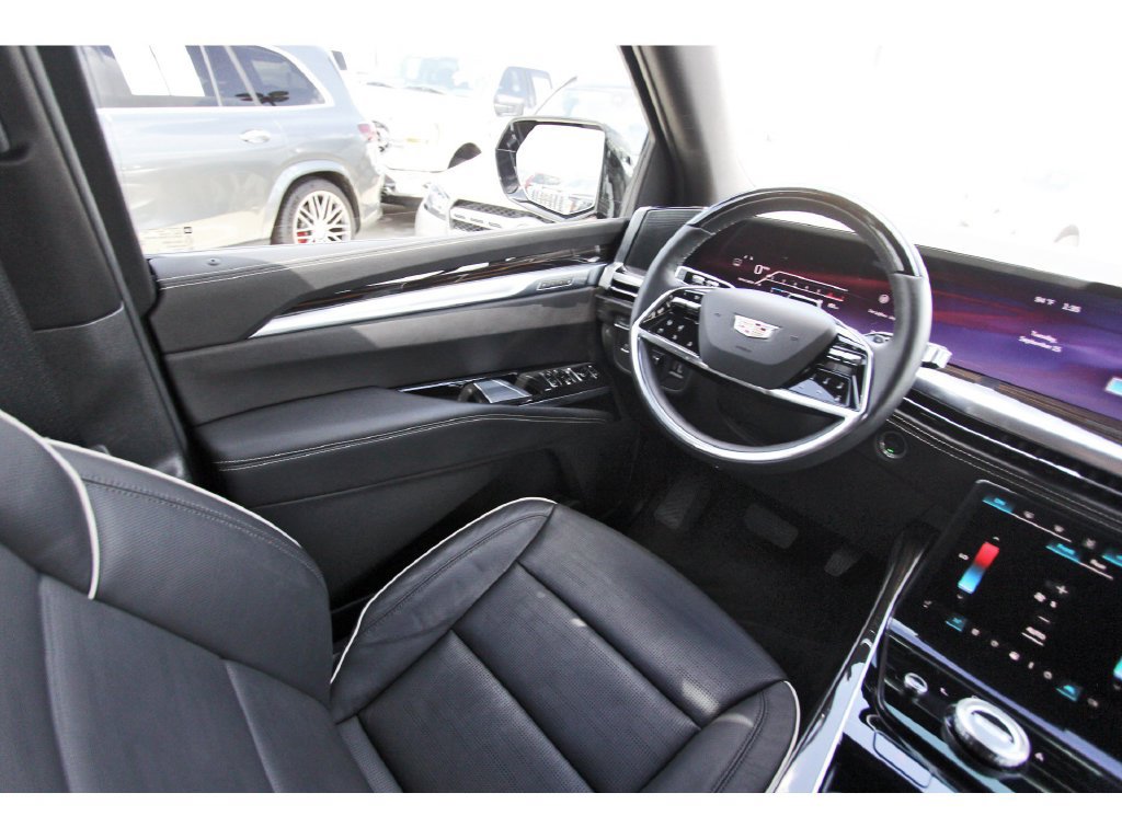 Used 2026 Cadillac Escalade Luxury AWD/4WD image 8