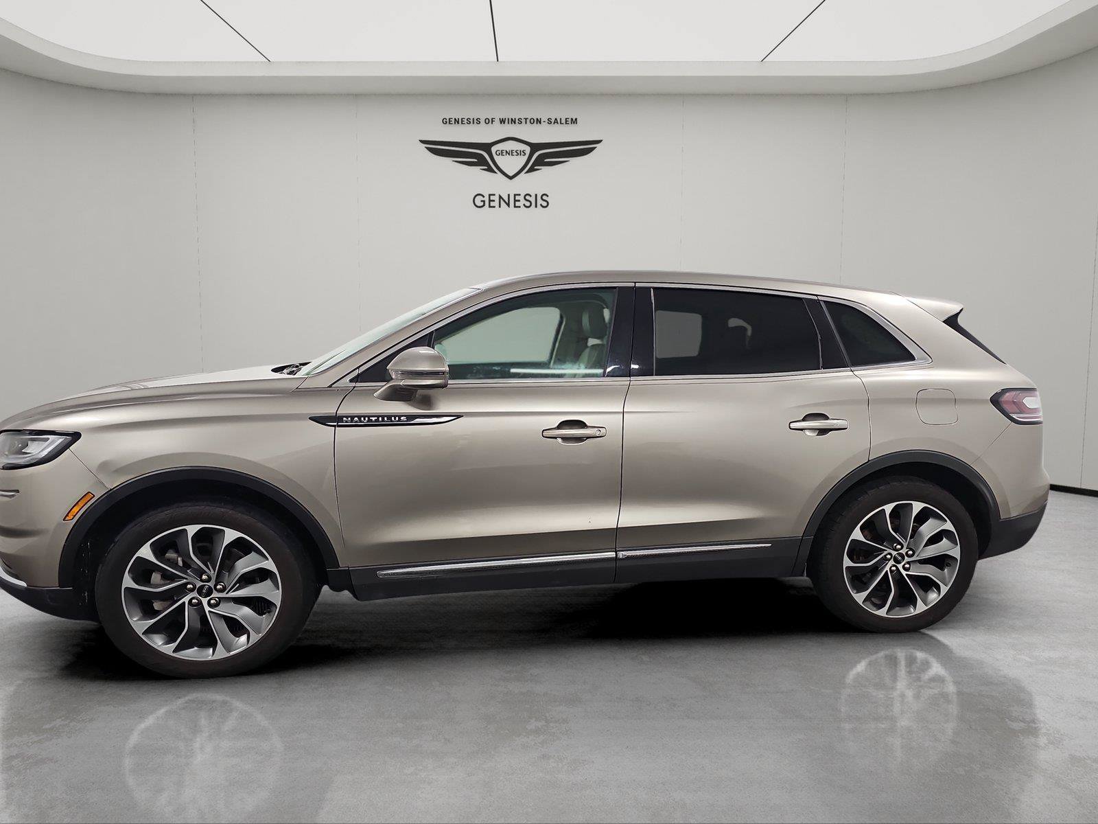 Used 2021 Lincoln Nautilus Reserve AWD/4WD image 2