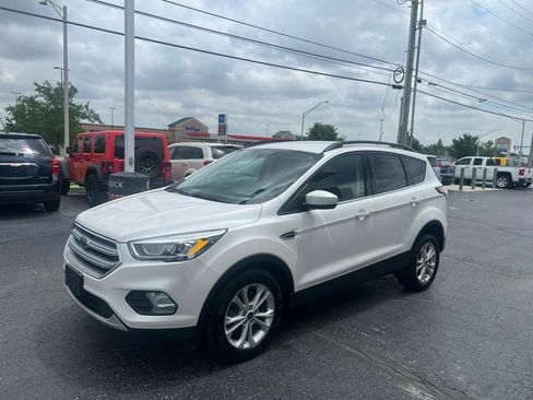 Used 2017 Ford Escape SE w/ Equipment Group 201A AWD/4WD image 2