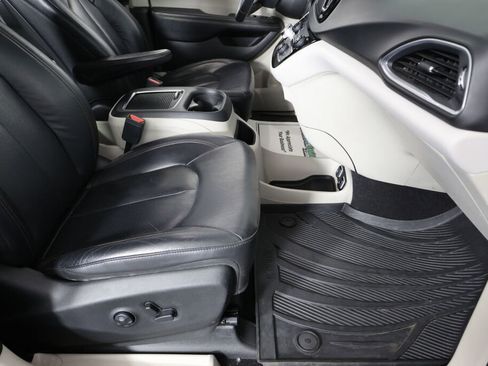 Used 2017 Chrysler Pacifica Touring-L Plus w/ Tire & Wheel Group FWD image 25