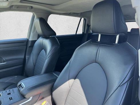 Certified 2025 Toyota Highlander XLE image 16