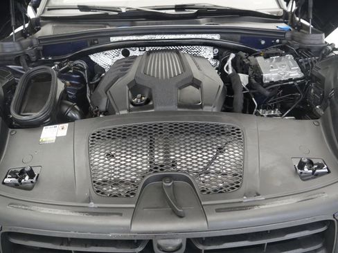 Certified 2023 Porsche Macan AWD/4WD image 12