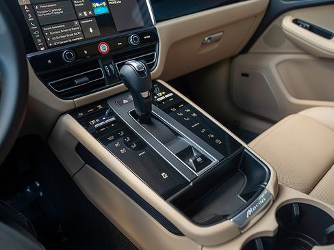 Certified 2026 Porsche Macan AWD/4WD image 13
