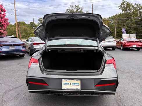 Used 2025 Hyundai Elantra Limited FWD image 9