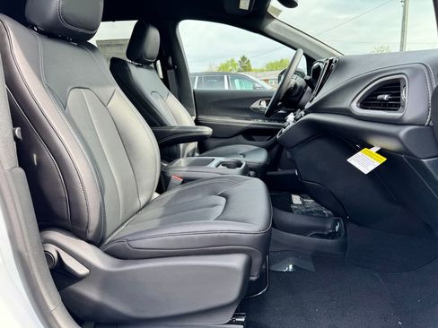 New 2026 Chrysler Pacifica Select image 10