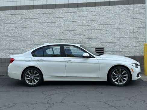 Used 2018 BMW 320i xDrive Sedan w/ Convenience Package AWD/4WD image 16