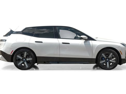 Used 2022 BMW iX xDrive50 w/ Sport Package AWD/4WD image 7