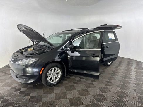 Used 2020 Chrysler Voyager Lxi FWD image 12